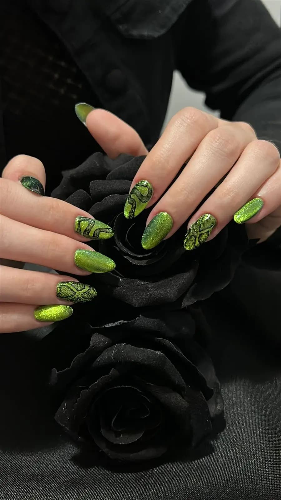 Nail art delicada feita no Studio Carmem Nails